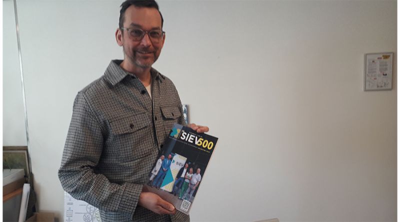 Marco van Wijngaarden, directeur van de Haagse VMBO-school Francois Vatel, het SIEV-magazine waarin SIEV-bestuurslid Rolien van Groeningen in haar interview ook aandacht aan het vorige VMBO- debat besteedt.