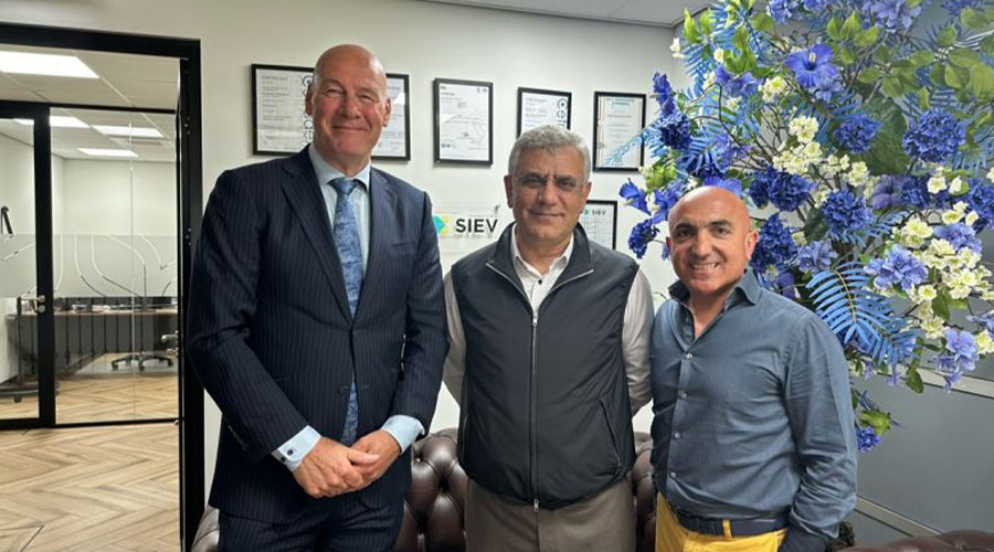 SIEV-voorzitter Paul Fok op deze archieffoto met de beide directieleden van de Anjer Groep, een gewaardeerde relatie van SIEV.