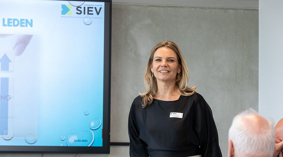 Rolien van  Groeningen is trots op het certificaat.