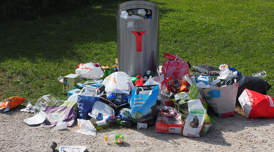 Veel gedumpt huiselijk afval zorgt voor werk voor de schoonmakers. (foto Pixabay).