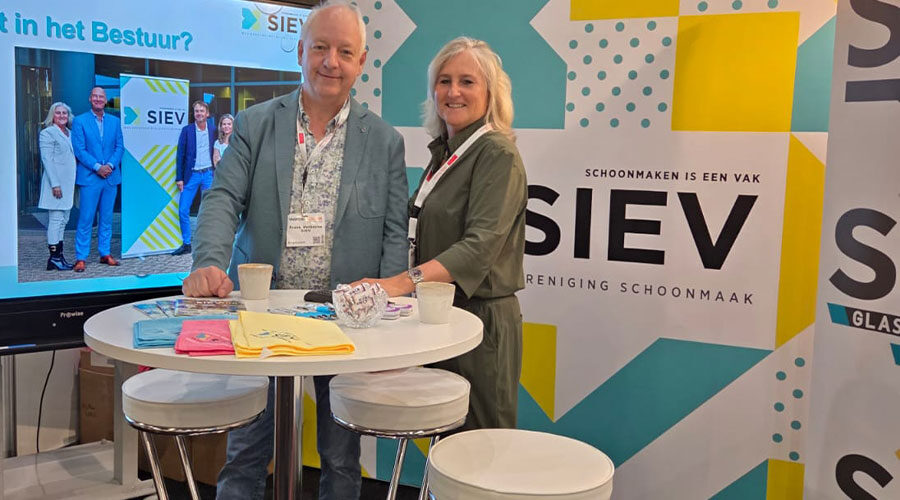 Frank Verberne en Laetitia Simonis bij de stand van SIEV tijdens de vakbeurs.