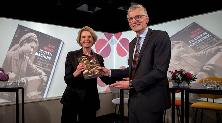 Secretaris-generaal Marieke van Wallenburg het eerste exemplaar aangeboden.