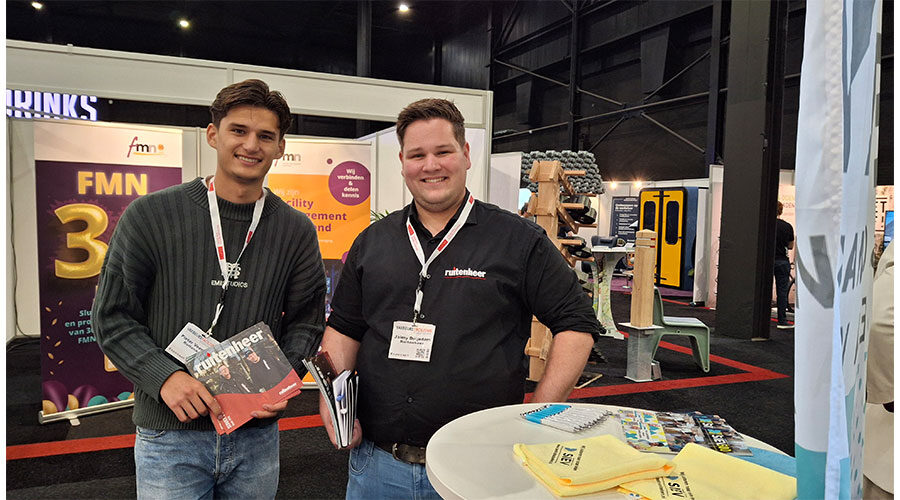 Talentvolle medewerkers van Ruitenheer komen even buurten bij de stand van SIEV.