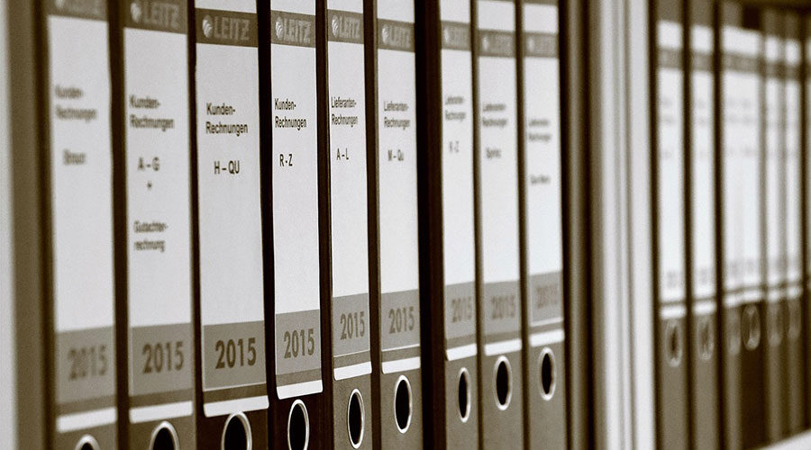 Veel ondernemers stoppen de facturen nog steeds in ordners.