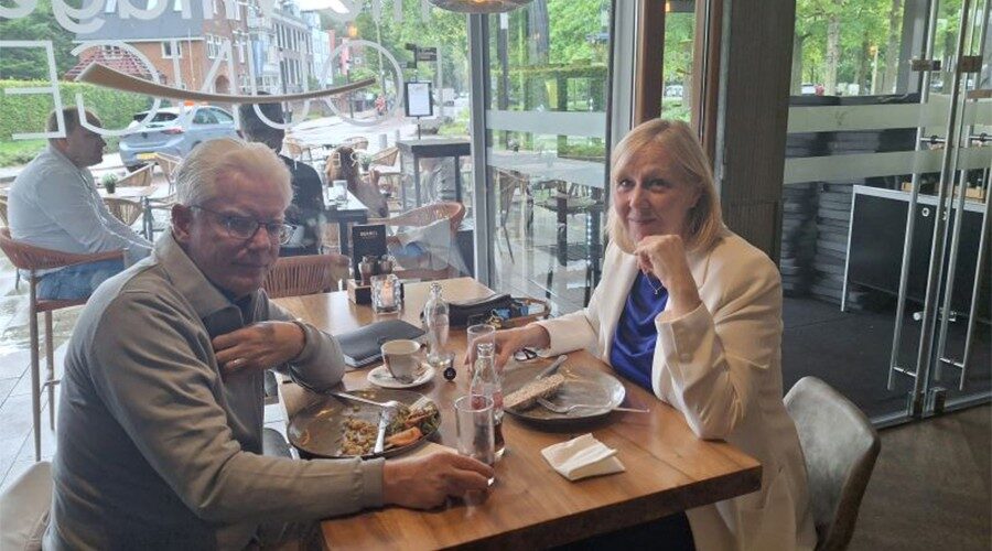 Debat-organisator Bart Bakker samen met wethouder Astrid van Eekelen.