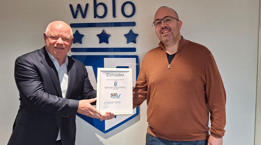 Auditor Peter Meijboom reikt het eerste certificaat uit aan directeur Theo Nietzman.