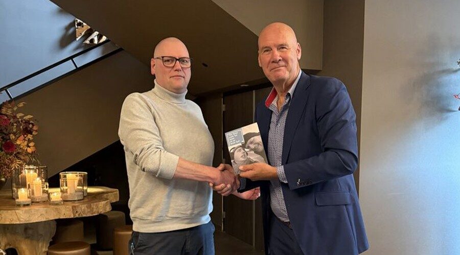 Edgar van Engelen overhandigt zijn gedichtenbundel aan Paul Fok.