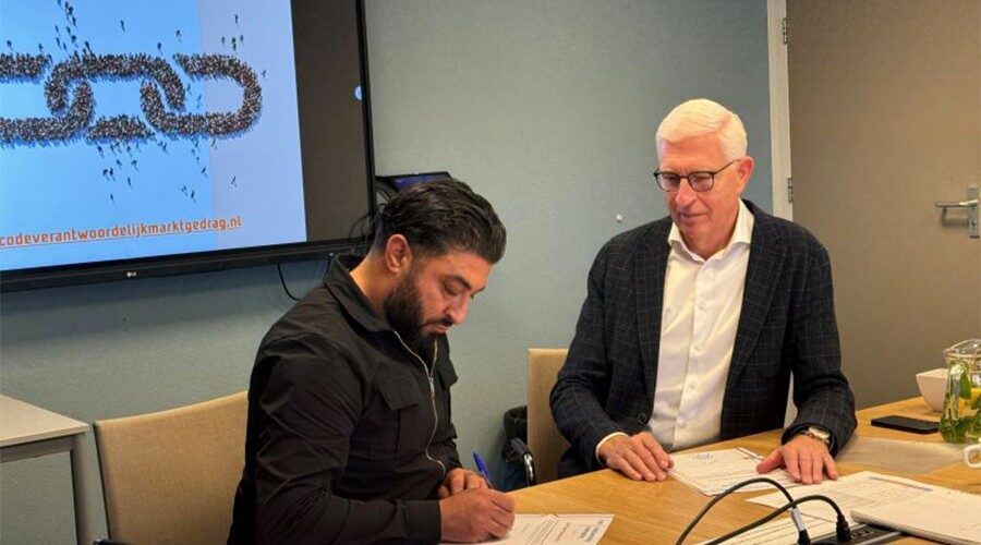 Hassan Boutiba tekent e Code Maatschappelijk Verantwoord Marktgedrag