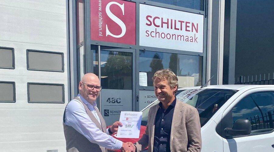 Edgar van Engelen reikt het certificaat uit aan Antoine Verhoef.