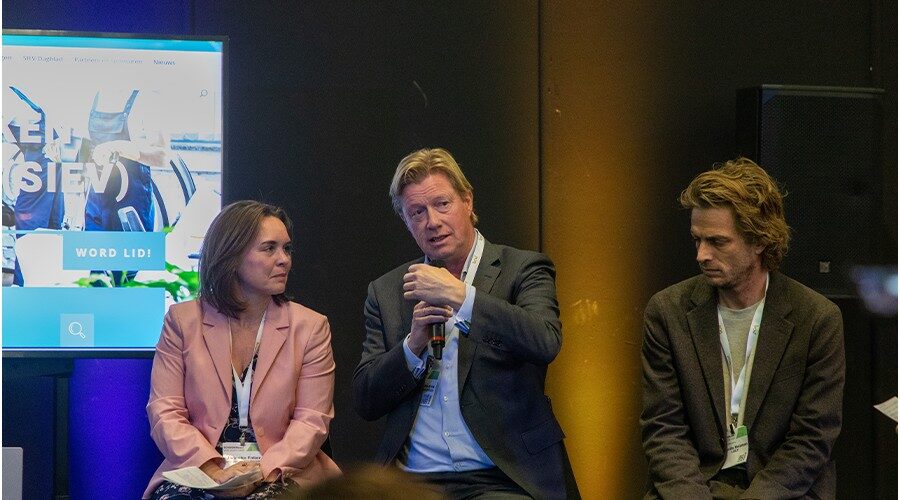 Janneke Faber en Maurits Huisman luisteren naar de visie van advocaat Pieter van den Brink.