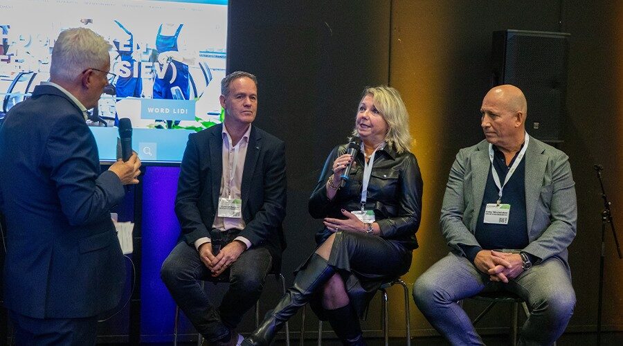 Marcel Keijzer (Arbeidsinspectie) en Gaby Westelaken (AWOG) luisteren aandachtig als Gonjo Beuken haar visie geeft.