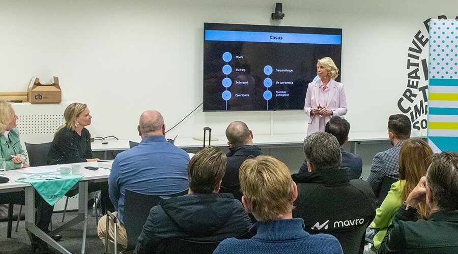 Herma Kluin bespreekt voor een volle zaal een aantal cases.