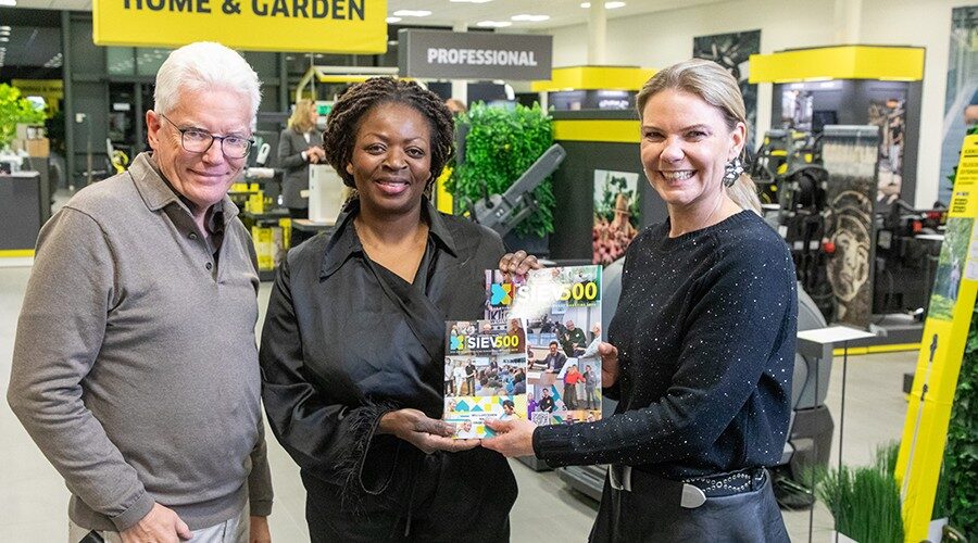 Onder toeziend van Bart Bakker (communicatie SIEV) geeft bestuurslid Rolien van Groeningen de magazines aan Joyce.