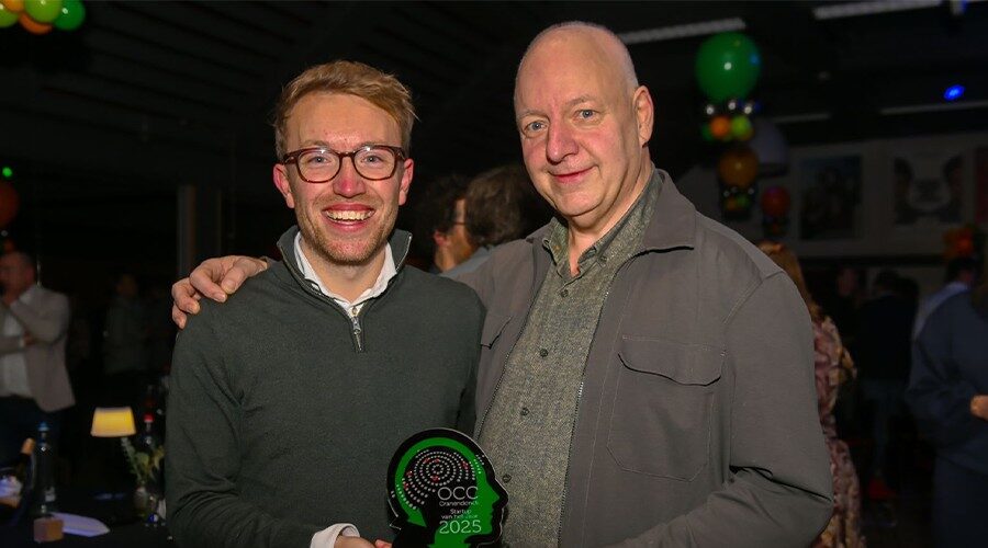 Frank Verberne reikt de prijs uit aan een trotse Stef Martens