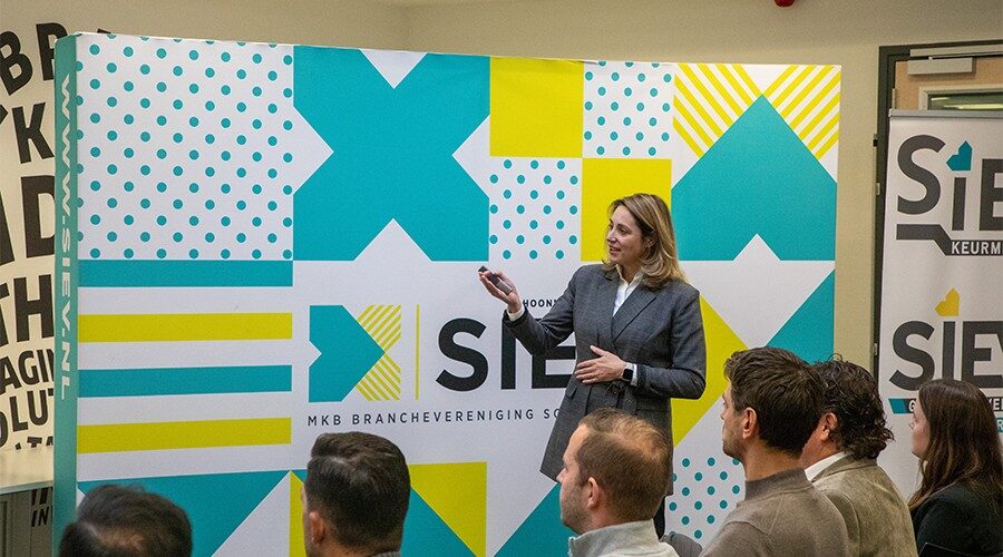 Claire de Wit geeft tijdens de ALV een presentatie over Karcher. (Foto Henk Snaterse).