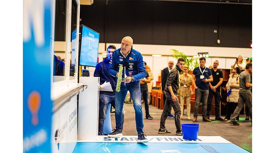 Tom Coronel in actie tijdens de vorige NK Glazenwassen.