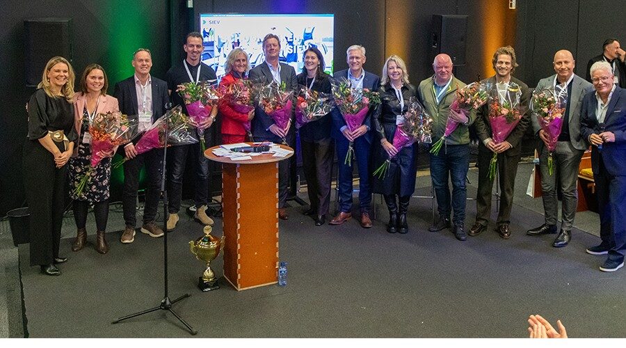 De panelleden en gespreksleiders van links naar rechts. Rolien van Groeningen (SIEV), Janneke Faber (Ministerie SZW), Marcel Keijzer (Arbeidsinspectie), Jasper Dekker (Jouw Glazenwasser), Laetitia Simonis (SIEV), Pieter van den Brink (Ten Holter Noordam), Hella Vercammen (Legal Company), Charles Scholte (SVS), Gonjo Beuken (Facility Management Nederland), Peter Meijboom (SIEV Keurmerk), Maurits Huisman (Lely robotisering), Gaby Westelaken (AWOG) en gespreksleider Bart Bakker.  (Foto Henk Snaterse).