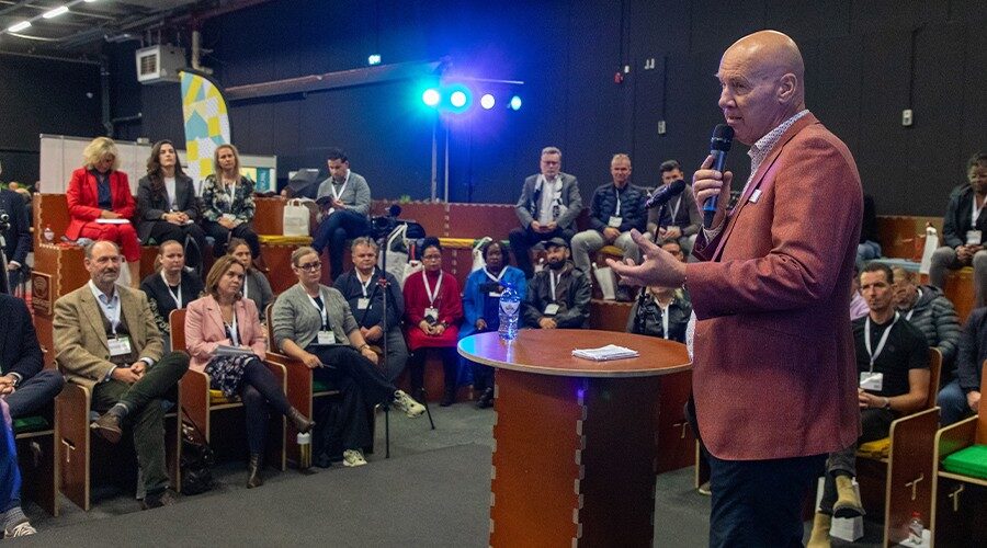 SIEV-voorzitter Paul Fok geeft tijdens zijn welkomstwoord bij het Nationale Schoonmaakdebat een duidelijk signaal af. (Foto Henk Snaterse).