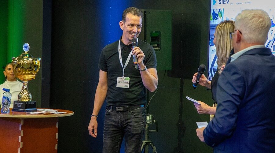 Jasper Dekker reageert op vragen van gespreksleider Rolien van Groeningen.