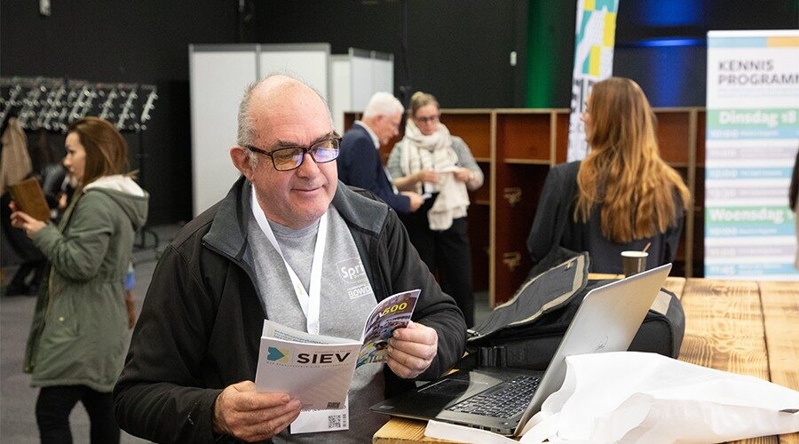 Het nieuwe boekwerk van SIEV bevat waardevolle informatie en tal van wetenswaardighen. Tijdens de eerste van de Schoonmaak Vakdagen vond het boekwerk dan ook gretig aftrek.   (Foto Henk Snaterse).