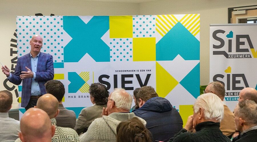 SOEV-voorzitter Paul Fok geeft met enige passie een update waar SIEV momenteel staat en wat de verwachtingen voor volgend jaar zijn.