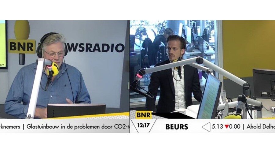Maurits Huisman (rechts) tijdens een interview voor BNR Nieuwsradio.