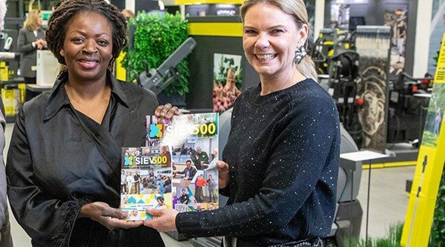 Bestuurlid Rolien van Groeningen overhandigt de SIEV-magazines aan Joyce, het nieuwe lid uit Eindhoven.