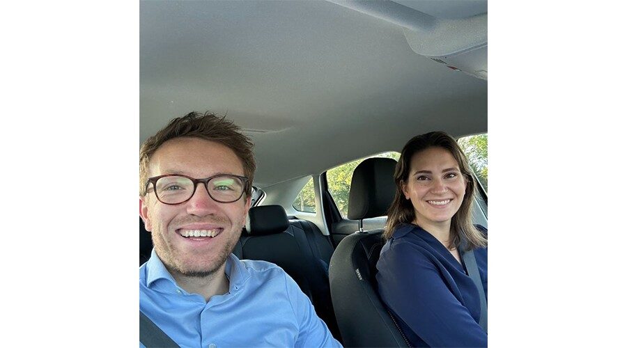 Stef Martens (links) samen met zijn collega op weg naar een presentatie over de kansen binnen de schoonmaakbranche.