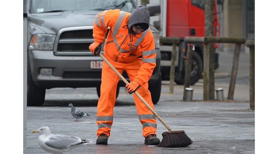 Ook voor schoonmaakwerkzaamheden op straat worden steeds vaker uitzendkrachten ingehuurd.