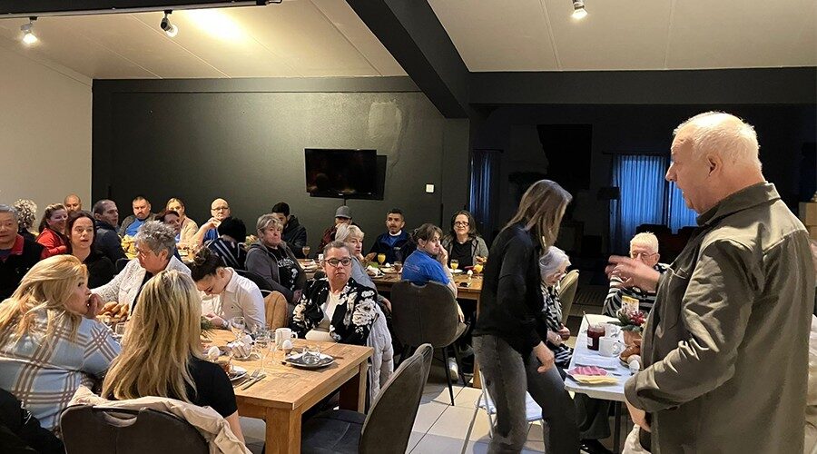 Frank Verberne spreekt het personeel toe.