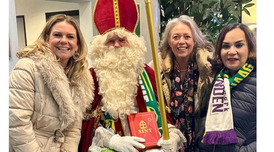 Ook de ADO-sint bekommerde zich om de gasten in de skybox.