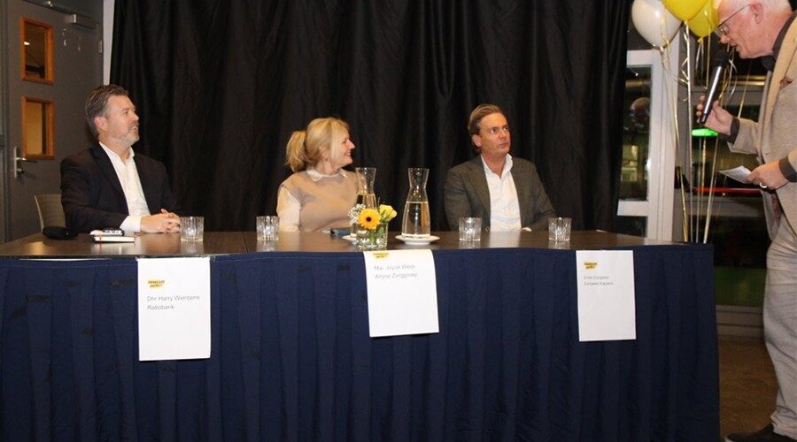 Bart Bakker ondervraagt een aantal panelleden, van links naar rechts zijn herkenbaar: Harry Wientjens (Rabobank), Joyce Weijs (Alrijne Zorggroep) en Emiel Zuidgeest (Zuidgeest Kappers)