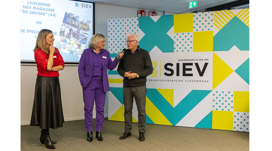 SIEV-bestuurslid Rolien van Groeningen luistert mee met het interview van mede-bestuurslid Laetitia Simonis MBA Simonis met journalist/eindredacteur Bart Bakker. Zij zijn samen met het bestuur mede-verantwoordelijk voor dit unieke nieuwsplatform in de schoonmaakbranche in Nederland.