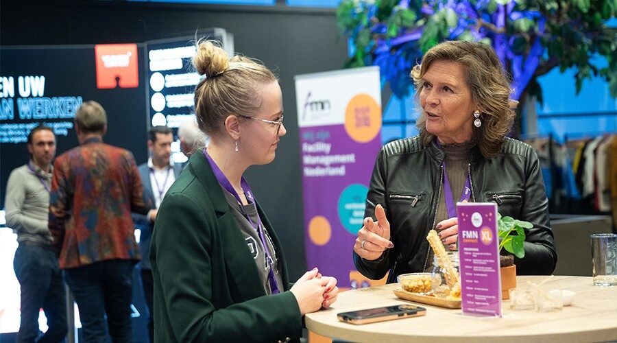 Er is altijd tijdens de bijeenkomst altijd gelegenheid om even bij te praten. (Foto FMN).