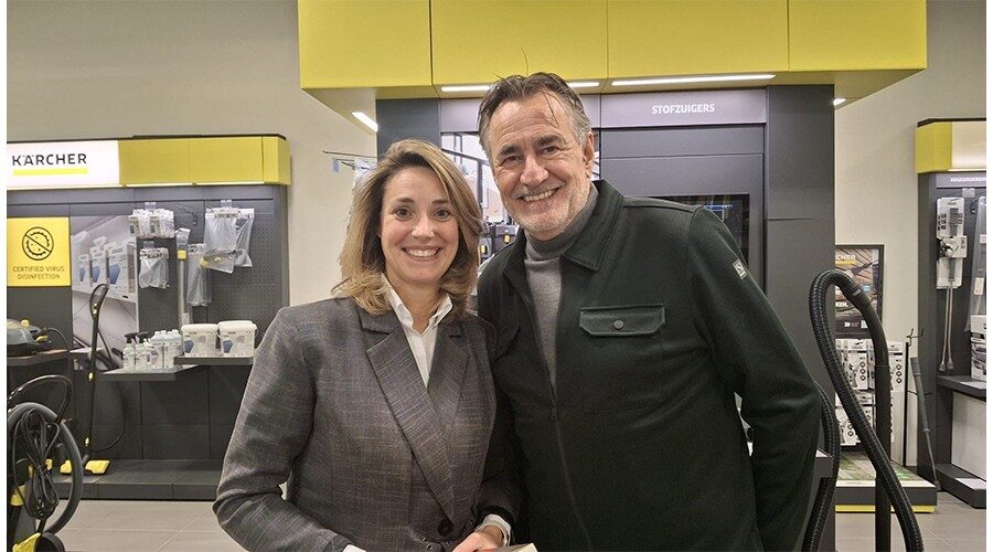 Paul Louwers samen met directeur Claire De Wit (Kärcher).