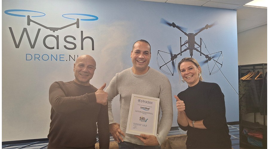 Een trotse Maud Schilperoort met het Keurmerk-certificaat. Links de voorzitter van de Keurmerk-commissie van SIEV, Mehmet Yavri en rechts SIEV- bestuurslid Rolien van Groeningen.