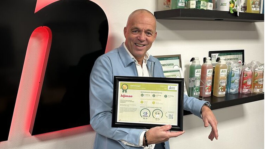 Roland Wink toont met enige trots het certificaat.