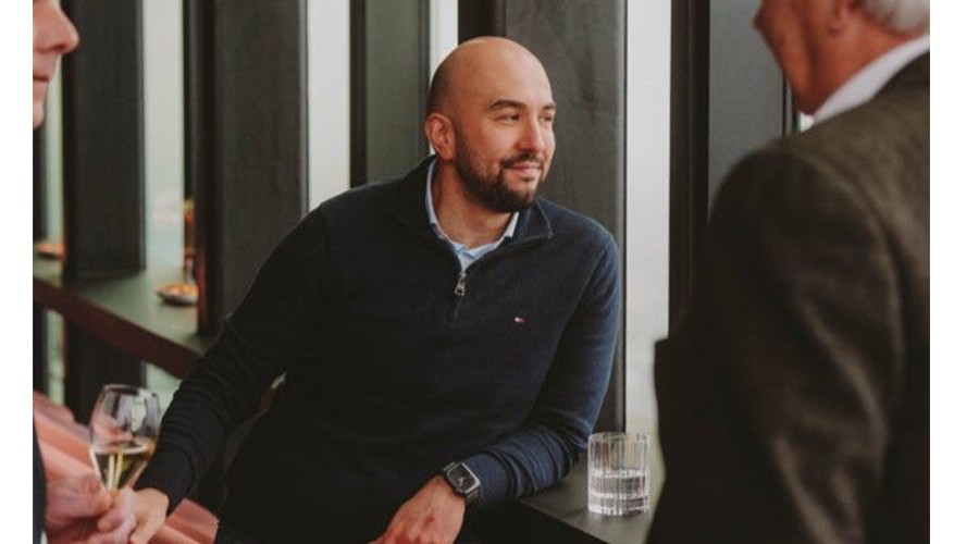 Bahri Erdogan, directeur van Avanti Facilitair, kijkt naar de prestaties van Sparta.