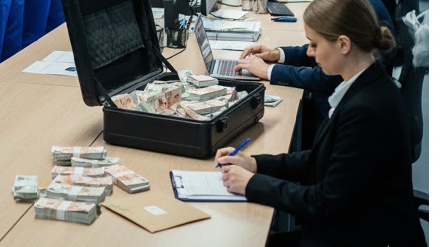 Er is heimwee naar de tijden dat het salaris cash wordt uitbesteed.