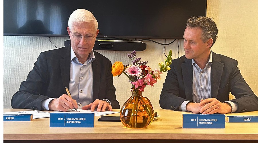 Geert van de Laar (voorzitter Code Verantwoordelijk Marktgedrag) - rechts Wouter Vreeman (Lid Raad van Bestuur Isala) .
