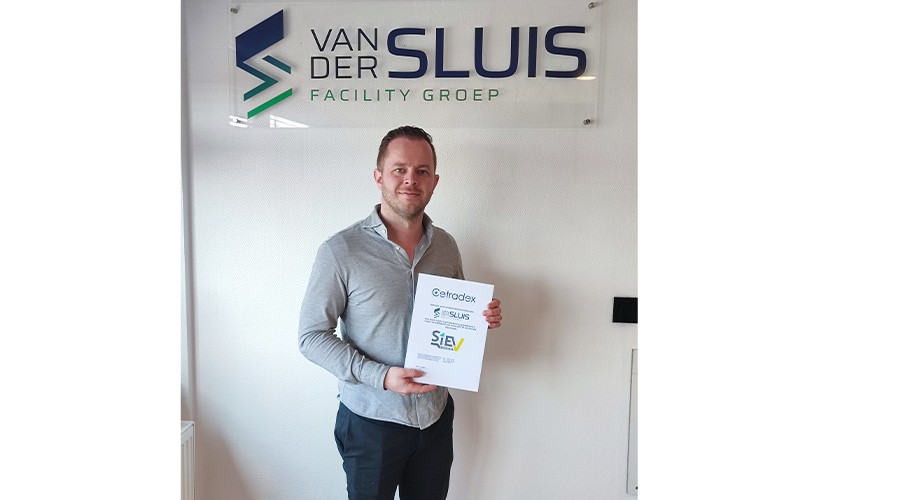 Directeur Nick van der Sluis toont na de geslaagde audit met enige trots het certificaat van het SIEV-Keurmerk.