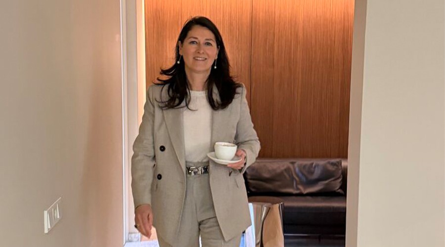 Mr Hella Vercammen staat onder het genot van een kop koffie SIEV-leden graag te woord.