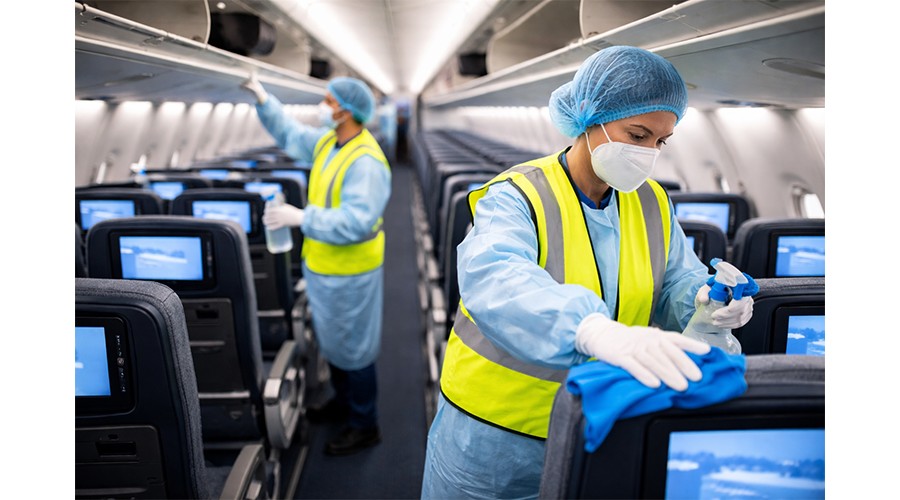 Foto ter illustratie van het schoonmaken van een vliegtuigcabine.