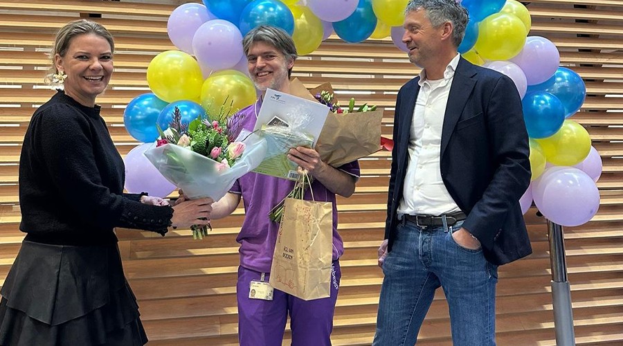 Rolien van Groeningen en Antoine Verhoef feliciteren namens het bestuur van SIEV George van Zanten met zijn diploma.