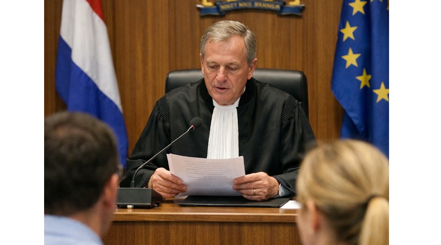 Fot ter illustratie van een rechter die uitspraak doet.