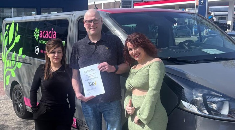 Edgar van Engelen toont het SIEV-keurmerk aan  Asya Er en Asmah Chamlal.