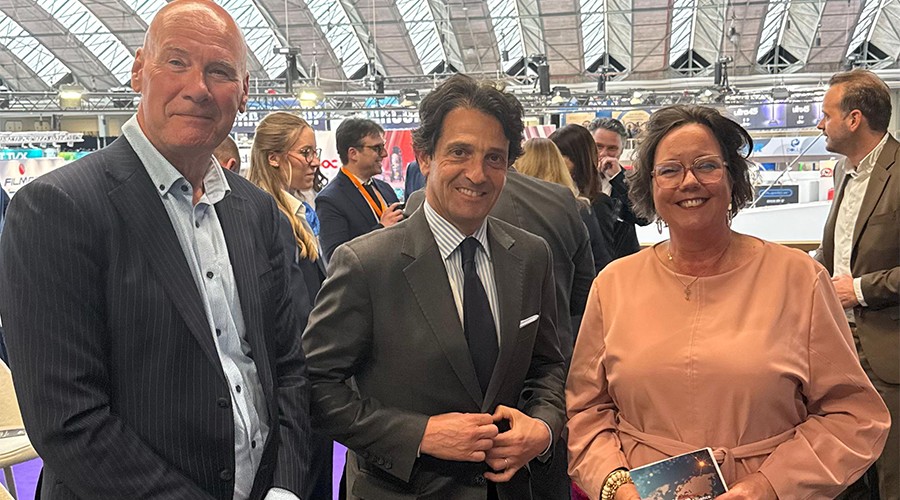 Paul Fok (links), de Italiaanse ambassadeur Augusto Massari (midden) en Tamara van der Ark.