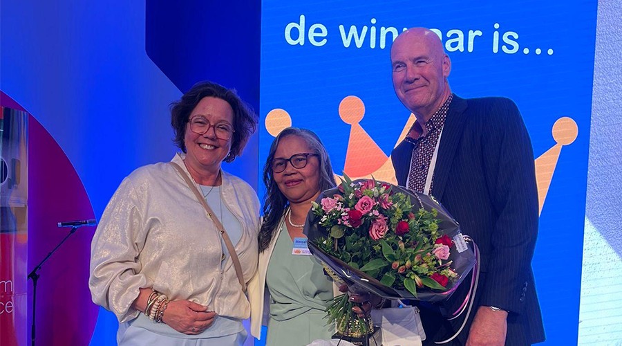Tamara van der Ark (Schoonmaak Nederland) en Paul Fok (SIEV) met de 'Schoonmaakster van het Jaar' Marcelina Monteiro