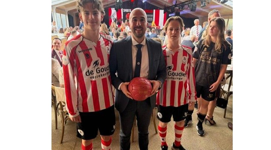 Bahri Erdogan tussen twee jeugdspelers van Sparta Rotterdam tijdens het Rood Wit Mannen & Vrouwen Diner. (Bron Avanti Facilitair).
