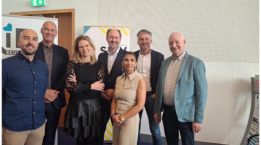 Het vernieuwde bestuur van SIEV, van links naar rechts: Bahri Erdogan, Paul Fok, Rolien van Groeningen, Raymond Kouwenberg, Antoine Verhoef, Nita Graafland en Frank Verberne.